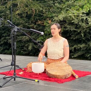 Sonoterapia con cuenco de cuarzo y canto bitonal